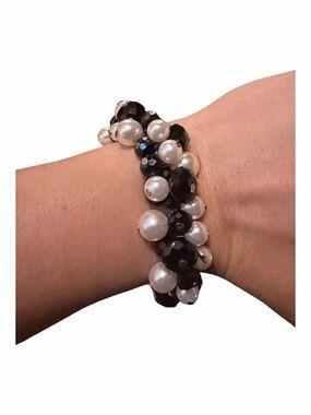 Elegant Black and White Pearl Cluster Stretch Bracelet